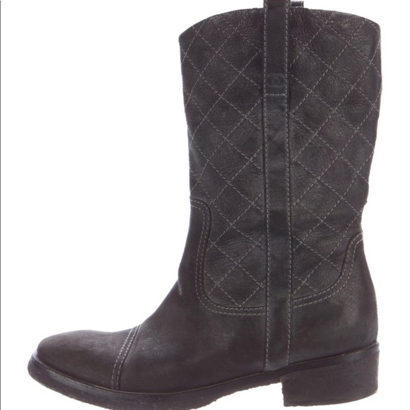 CHANEL quilted leather boots - Picture 5 of 6
